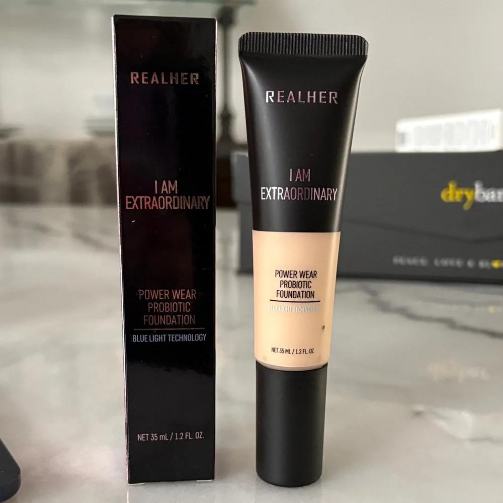RealHer I Am Extraordinary Foundation - Light Porcelain 36 ml